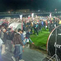 Domači navijači so takoj po tekmi vdrli na igrišče in obkolili svoje ljubljence. 