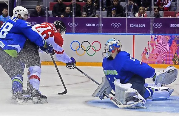 Slovenska reprezentanca (v modrih dresih) si bo na svetovnem prvenstvu elitne divizije poskušala zagotoviti obstanek.