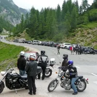 Ker je krožna motoristična pot Avstrija-Predel-Bovec-Vršič-Avstrija presekana, izgubljajo tudi 
v trentarski dolini in na Vršiču.