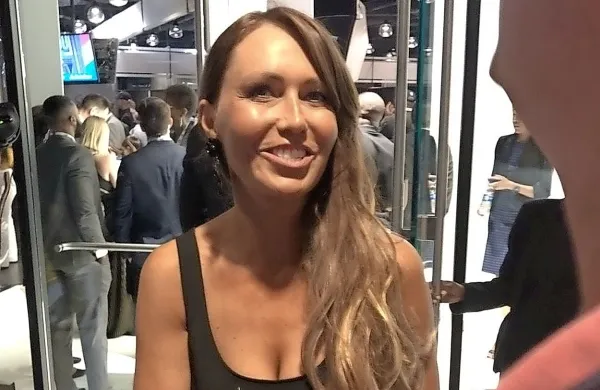 Mama, ki je svojega najstnika opazila med metanjem predmetov na policijo, ga je javno pred kamerami oklofutala.