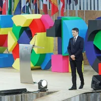 Italijanski premier Matteo Renzi je v uvodnem nagovoru na 
slovesnem odprtju ocenil, da sta Milano in Italija zaprla usta 
kritikom, ki niso verjeli, da bo svetovna razstava nared.