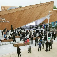 V italijanskem Milanu so danes slovesno odprli svetovno 
razstavo Expo 2015, na kateri se s samostojnim paviljonom 
predstavlja tudi Slovenija.