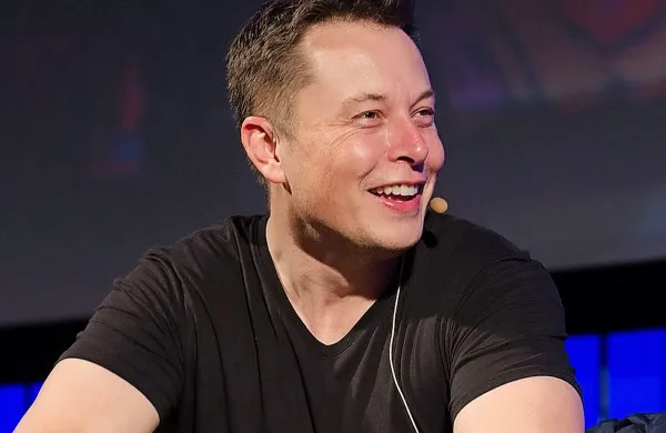 Ustanovitelj Tesle Elon Musk je napovedal, da bi  lahko 
baterije, ki bi lahko hranile sončno energijo za kasnejšo rabo, 
pripomogle k koreniti spremembi celotne globalne energetske infrastrukture.