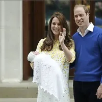 Britanski princ William in njegova soproga Kate sta danes pred vrati bolnišnice v Londonu pred več sto glavo množico prvič pokazala svojo dojenčico.