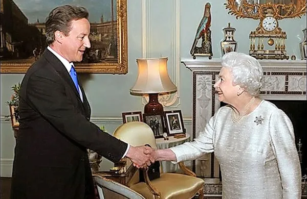 Britanski premier David Cameron in kraljica Elizabeta