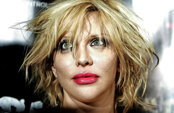 Glasbeni novinar Anthony Bozza, ki je skupaj z glasbenico 
Courtney Love pripravljal njeno knjigo spominov, se je 
odločil, da bo soavtorico tožil.