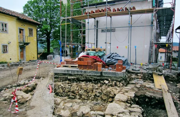 Na današnjem trgu v Škocjanu so arheologi vnovič dobili potrditev, da je bila tam  že v rimskih časih naselbina. Naleteli  so  na 
ostanke starejšega uličnega tlaka, beneški novec in vrsto drugih najdb.

