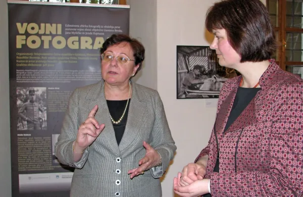 Vera Zemanova (desno) in    Damjana Fortunat Černilogar med 
ogledom unikatnih   fotografij s humanim poslanstvom.     