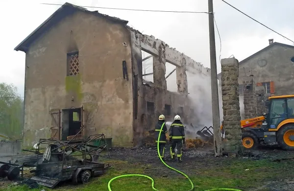 “Sumim, kdo mi je to storil, ampak bo treba seveda to 
dokazati,” nam je pred pogoriščem skrušeno pojasnjeval 
znani ovčerejec in nekdanji bistriški župan Stane Prosen.