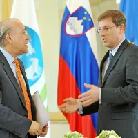 Angel Gurria (levo) je na obisku v Sloveniji nanizal vrsto 
predlogov za okrepitev zdaj šibke gospodarske rasti.    Premier 
Miro Cerar pravi, da sta naša vlada in OECD na “podobni 
frekvenci”.  