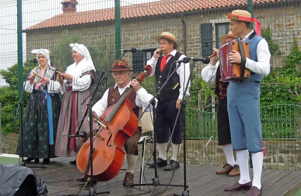 Praznik olja in bledeža so v petek, na praznik dela, odprli 
Šavrinski godci.