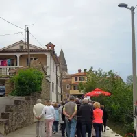 Avtobusi so pripeljali turiste, ki so obiskali tudi padensko 
galerijo Božidarja Jakca.