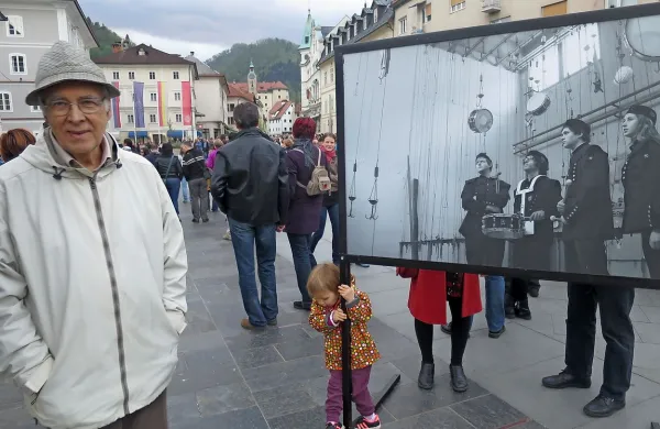 Zdravnik, nekdaj tudi godbenik - dr. Alfred Kobal, je ob 
fotografijah rudniških prostorov oživil spomine na svoje 
življenjsko delo - zdravljenje rudarjev in raziskovanje vplivov 
strupenega živega srebra nanje in Idrijčane.