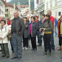 Med publiko je bilo vsaj pet županov Idrije. Na fotografiji ob 
aktualnem Bojanu Severju v glasbi uživa Ivica Kavčič, edina 
dosedanja županja, ki je pred tremi desetletji občino povedla 
v razcvet.