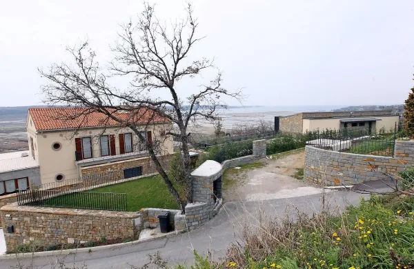 Prestižni hiši družine Vitoslava Türka s prekrasnim pogledom na sečoveljske soline še vedno stojita, saj zaradi številnih 
pritožb in revizij postopka zanju še vedno velja odlog rušenja. 
