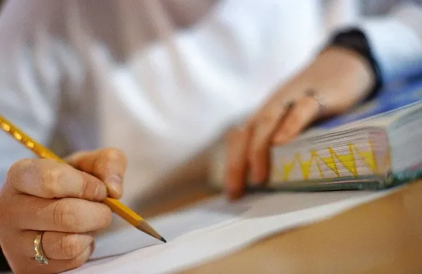  Gimnazijci zadnjega letnika se jutri začenja matura, za 
šestošolce in devetošolce pa se začenjajo nacionalna preverjanja znanja.