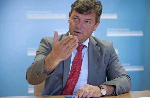 Peter Gašperšič: “Odstop ne bi rešil ničesar. To, da na prvem razpisu morda ne bomo 
prišli skozi z drugim tirom, ne pomeni, da evropskih sredstev ne bomo dobili.”