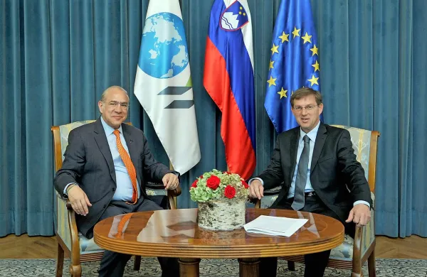 Na delovnem obisku v Ljubljani se danes mudi generalni 
sekretar OECD Angel Gurria (levo), ki prinaša  ugotovitve iz 
poročila Ekonomski pregled za Slovenijo 2015. Srečal se je s 
premierjem Mirom Cerarjem.