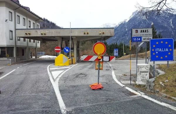 Cesto čez prelaz Predel bodo danes ob 14. uri ponovno 
odprli, a le za vozila do 3,5 tone skupne mase.