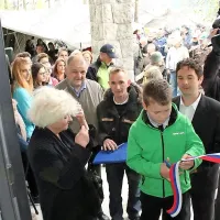 Skupaj s Krajnikovimi in množico obiskovalcev je zbirko odprl  Jure Medveš, ki je  kljub rosnim 
letom že strasten zbiralec z majhnim muzejem.