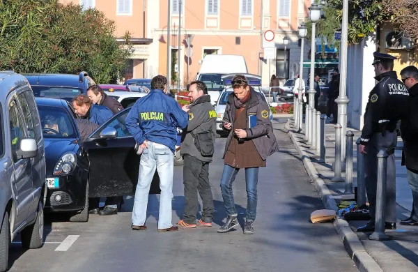 Rop v Kranjski Gori se je Italijanoma posrečil, a so ju prsti še kar srbeli, tako da sta prišla ropat 
še v Izolo. A  so ju policisti ujeli.