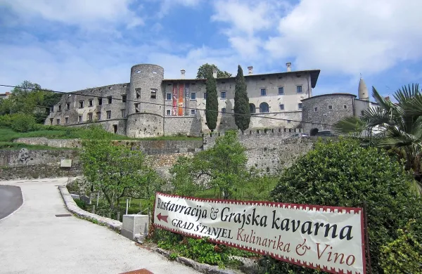 Prestižna grajska restavracija  v Štanjelu  je od včeraj brez najemnika.          