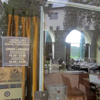 Restavracija v štanjelskem gradu je  včeraj zaklenjena samevala, vendar brez obvestila o zaprtju, danes pa se župan in 
najemnik dogovarjata o odkupu opreme. 