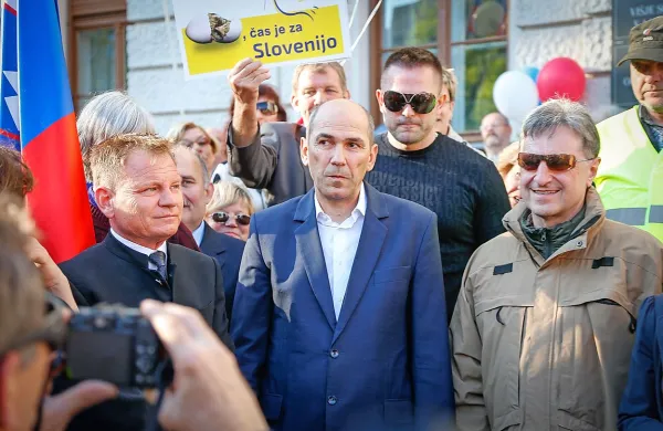 V SDS po besedah poslanca Vinka Gorenaka napovedujejo, 
da bodo zaradi razpleta zadeve Patria zoper predstojnike 
vrhovnega državnega tožilstva, vrhovnega sodišča in ministrstva uporabili 