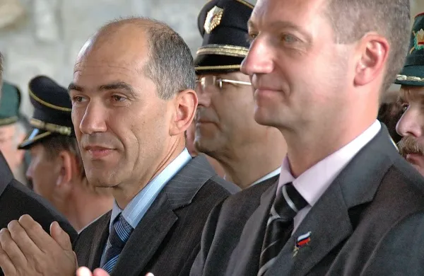 Tudi če bo sprejeta nova zakonodaja, bosta Janez Janša in 
Boris Popovič še vedno lahko kandidirala za politične funkcije.