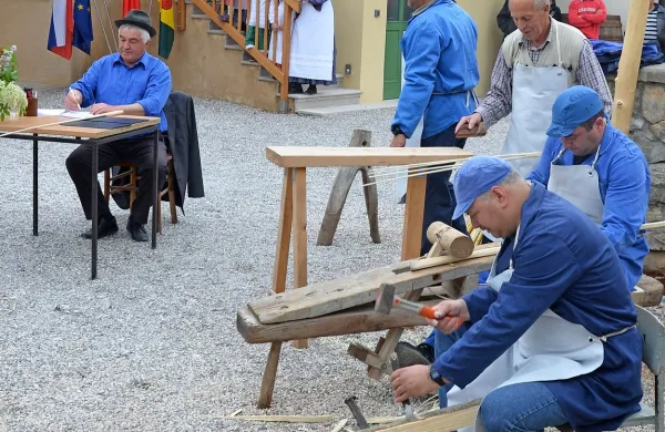 Nekdanji župan z bičem