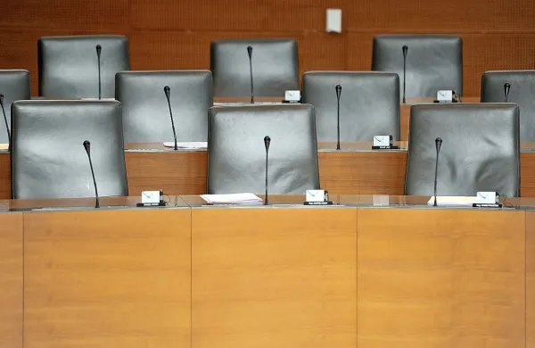  Poslanske skupine SMC, Desus, SD, ZaAB in ZL so v državni 
zbor vložile zakonska predloga, s katerima želijo  zaostriti 
pogoje pri kandidiranju za poslanca ter omogočiti odpoklic 
župana.