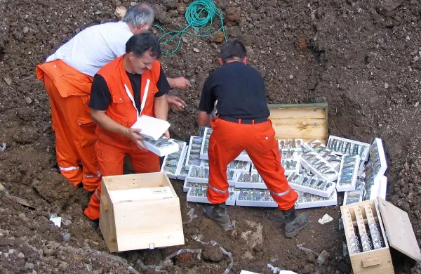 Fotografija treh nesrečnih pirotehnikov nekaj minut pred 
tragedijo.