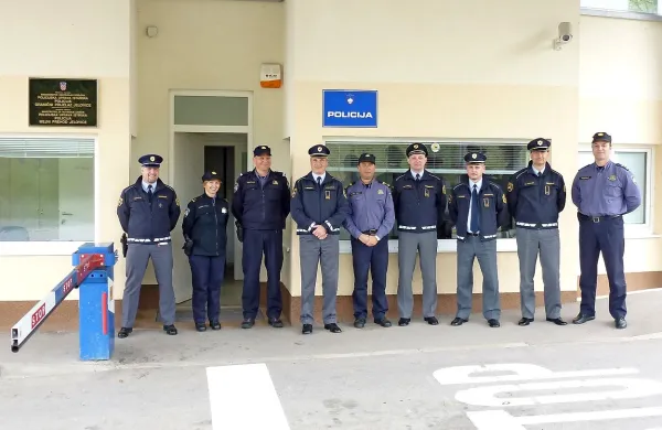 Mejni policisti Slovenije in Hrvaške  opravljajo skupno  mejno  
kontrolo  tudi na mejnem prehodu za mednarodni cestni 
promet Podgorje/Jelovice.