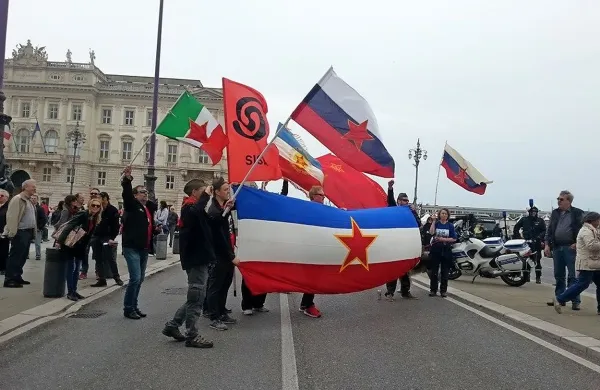 Jugoslovanske zastave in simboli nikakor ne sodijo na 
prvomajsko povorko. Tako je včeraj po burni in polemični 
debati ocenil tržaški občinski svet.