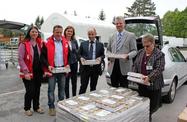 Občina Pivka in Pivka perutninarstvo sta predstavnikom 
Rdečega križa in Karitasa včeraj predali donacijo mesa in 
konzerv.