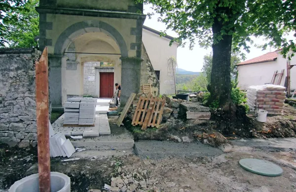 Tako je videti te dni  trg v državnem kulturnem spomeniku Škocjan, kjer so podrli del zidu pred 
cerkvijo sv. Kancijana  in položili prve kose novega tlaka.

