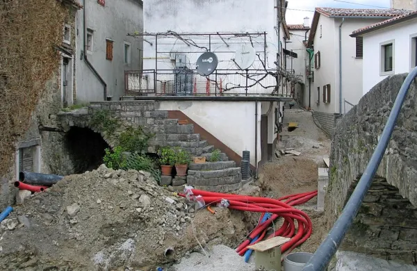 Po zahtevni prenovi komunalne infrastrukture bo staro vaško 
jedro Podnanosa zasijalo v novi podobi.