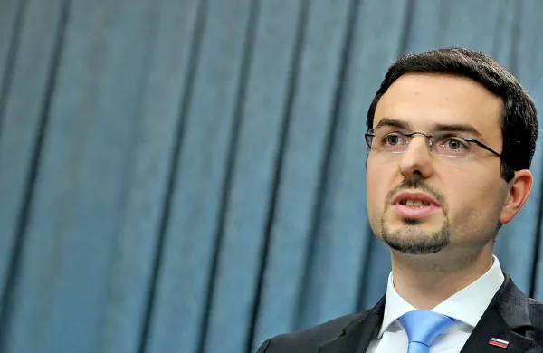 Poslanec NSi in podpredsednik komisije DZ za nadzor 
obveščevalnih in varnostnih služb Matej Tonin je danes 
medijem povedal, da zoper njega v zvezi z afero Veberkom 
poteka preiskava in v kratkem pričakuje zaslišanje na Nacionalnem preiskovalnem uradu. 