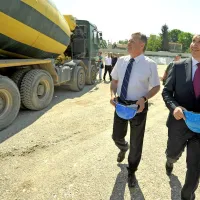 Nedžad Grabus (desno) in Zoran Janković sta si  ogledala 
gradbišče džamije v Ljubljani. 