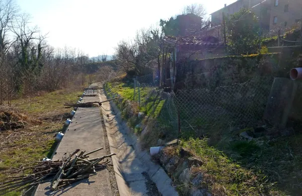 Dokončanje sanacije 15 let starega plazu na Gradišču je le 
eden od ukrepov, ki bi po mnenju stroke naredil tla pod vasjo 
bolj trdna. 