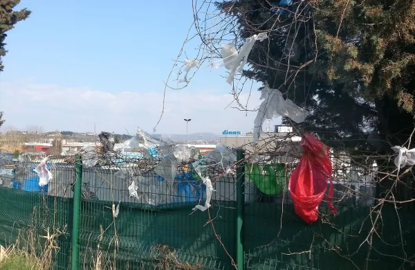 Ob vetrovnem vremenu je ograja podjetja Dinos “okrašena” s plastičnimi vrečkami in 
raznovrstnimi smetmi.