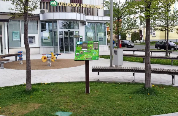 Na Titovem trgu je oznaka, na kateri je  za mobilne telefone 
opisana celotna pohodniška oziroma kolesarska trasa.  
