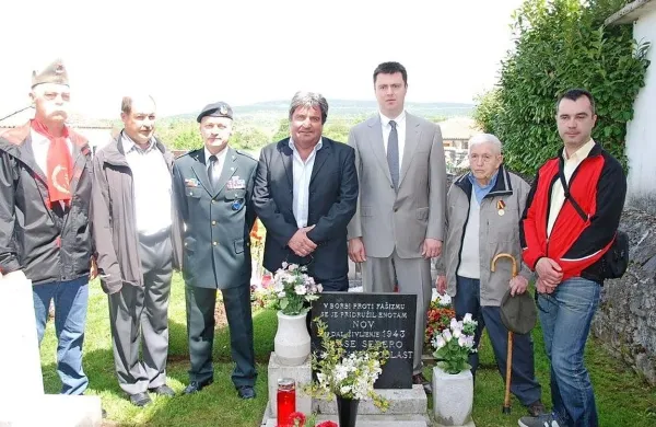  Domačini,  predstavniki veteranskih in domoljubnih organizacij ter ruskih oblasti že vrsto let  ob dnevu Evrope polagajo 
cvetje na  grob kazahstanskega junaka v Povirju. 