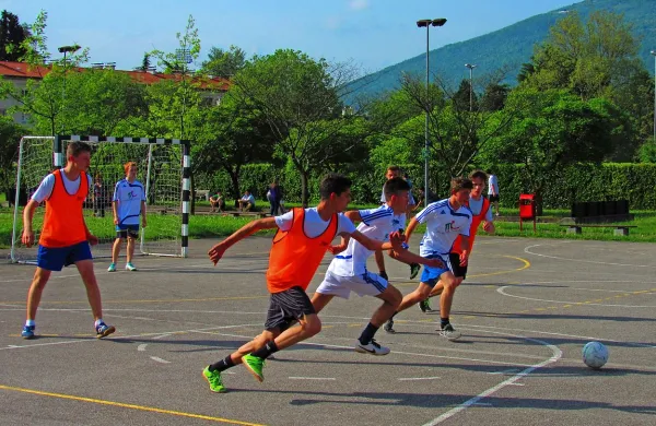 Dijaki iz dijaških domov v Novi Gorici in Šempetru so včeraj stopili izza miz na igrišča.