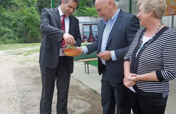 Minister je pokusil tudi jagode iz centra Purissima. Ministru 
sta jih ponudila direktor Agrarie Robert Fakin in predsednica 
Jožica Bolčič. Povpraševanje po jagodah je veliko, ljudje bi jih 
kupili še več, če bi jih lahko Agraria ponudila. 
