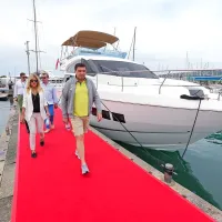 Sprehod po rdeči preprogi do jaht, katerih vrednost krepko 
presega finančne okvire večine Slovencev.  