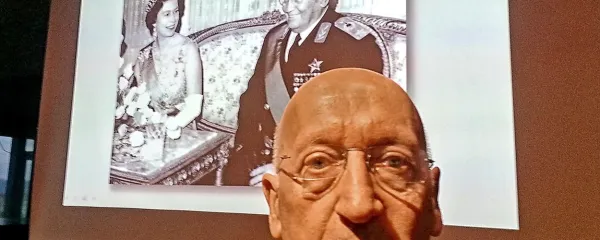Jože Pirjevec: Tito že med vojno ni skrival, da mu 
godi razkošje in da si želi zgraditi kult lastne 
osebnosti.   Tudi ko se je kot vodja odporniškega 
gibanja skrival po raznih votlinah, je to počel s 
slogom. Randolph Churchill, ki se je s Titom srečal 
leta 1944, je očetu Winstonu pisal, da je Titova 
pisarna vsa  prepeta s padalsko svilo, zaradi česar 
bolj spominja na ljubezensko gnezdo luksuzne 
kurtizane kot pa na urad gverilskega voditelja.