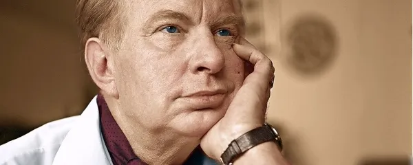 L. Ron Hubbard je začel kot pisatelj šunda, ki je bil plačan 
peni na besedo.