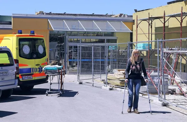 Sedanji vhod v bolnišnico, ki je že ves čas začasen, bo po 
dokončanju gradnje služil samo urgenci.  