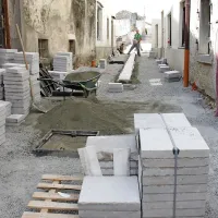 Ulice Vipavskega Križa po prenovi komunalnega omrežja že 
tlakujejo.